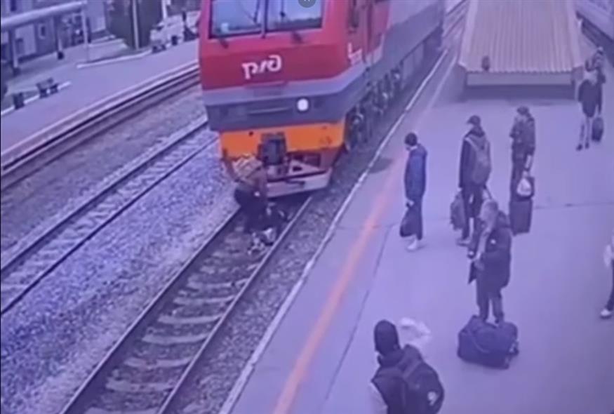 Βίντεο ντοκουμέντο με το τρένο να περνά πάνω από άνθρωπο (FACEBOOK)