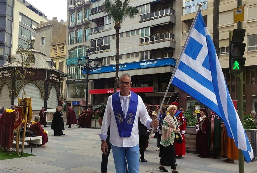 O Γιώργος Σακελλαρόπουλος με την ελληνική σημαία στους δρόμους της Καστεγιόν