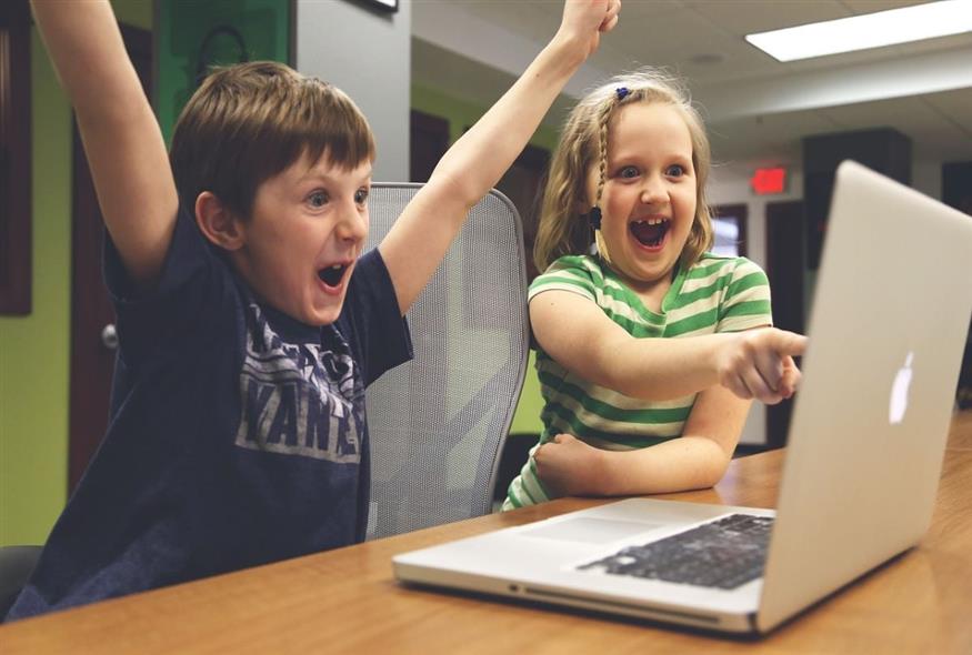 παιδιά μπροστά από υπολογιστή/PIXABAY