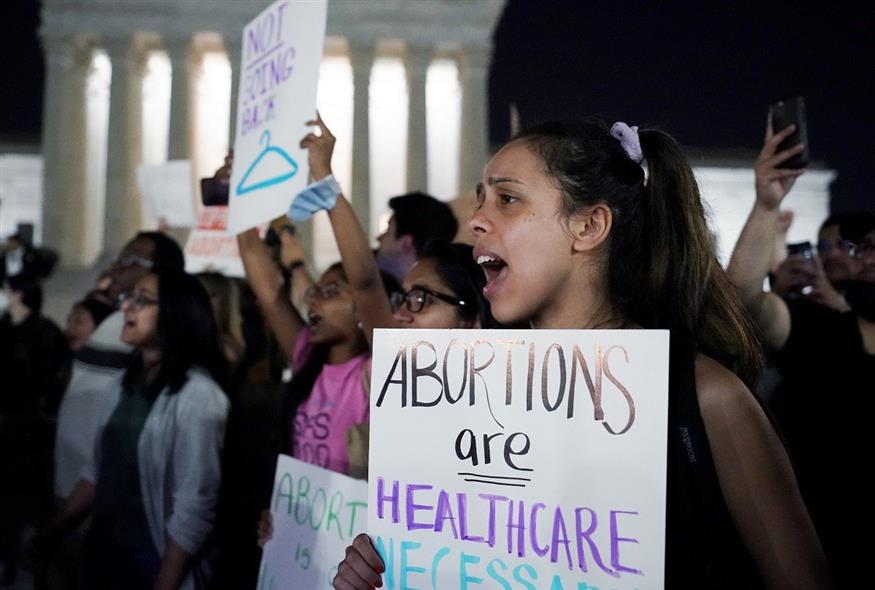 Συγκέντρωση υπέρ του δικαιώματος στην άμβλωση έξω από το Ανώτατο Δικαστήριο των ΗΠΑ στη Ουάσινγκτον (Associated Press)