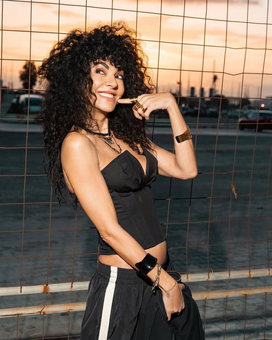 Μαρία Σολομού «Δεν είμαι από αυτούς που αντλούν ζωή αποκλειστικά από τη δουλειά τους. Είναι η δουλειά μου, ναι — έχω ανάγκη να εκφράζομαι καλλιτεχνικά — αλλά έχω και μια άλλη ανάγκη, εξίσου μεγάλη, να ζω. Γι’ αυτό και σταμάτησα να δουλεύω τα καλοκαίρια σε περιοδείες. Πηγαίνω πια διακοπές» λέει η Μαρία Σολωμού (Copyright: Instagram)