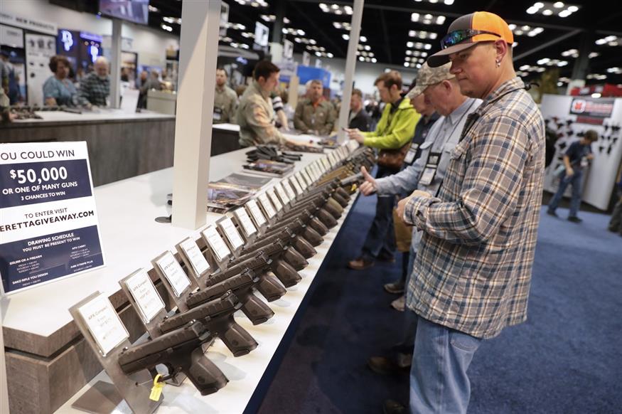 Μόνο με πενήντα δολάρια μπορείς να αγοράσεις ένα πιστόλι (AP Photo/Michael Conroy)