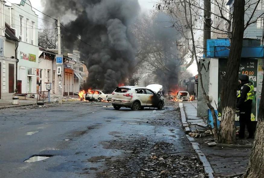 Ρωσικά χτυπήματα στο κέντρο της Χερσώνας (φωτογραφία αρχείου/ Associated Press)