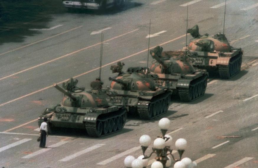 Ένας άγνωστος διαδηλωτής μπλοκάρει την φάλαγγα αρμάτων στην πλατεία Τιενανμέν στην Κίνα, τον Ιούνιο του 1989 (AP)