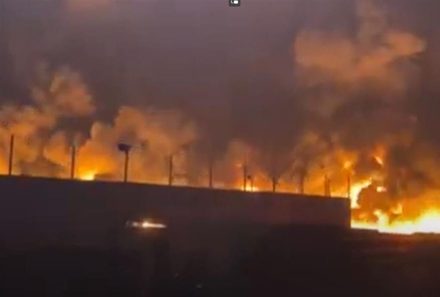 Φωτιά σε εργοστάσιο στον Ασπρόπυργο/YouTube Capture