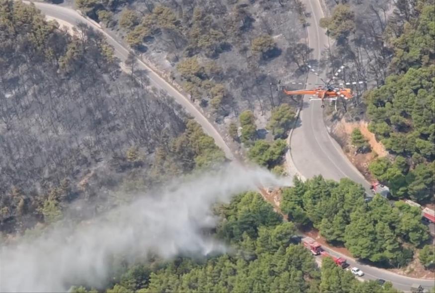 Βίντεο μέσα από το συντονιστικό ελικόπτερο της Πυροσβεστικής