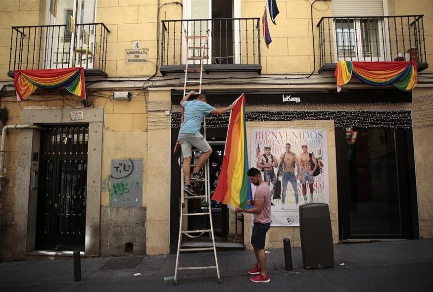 Ανάρτηση ΛΟΑΤΚΙ σημαίας σε μπαλκόνι της Μαδρίτης (φωτογραφία αρχείου/ Associated Press)