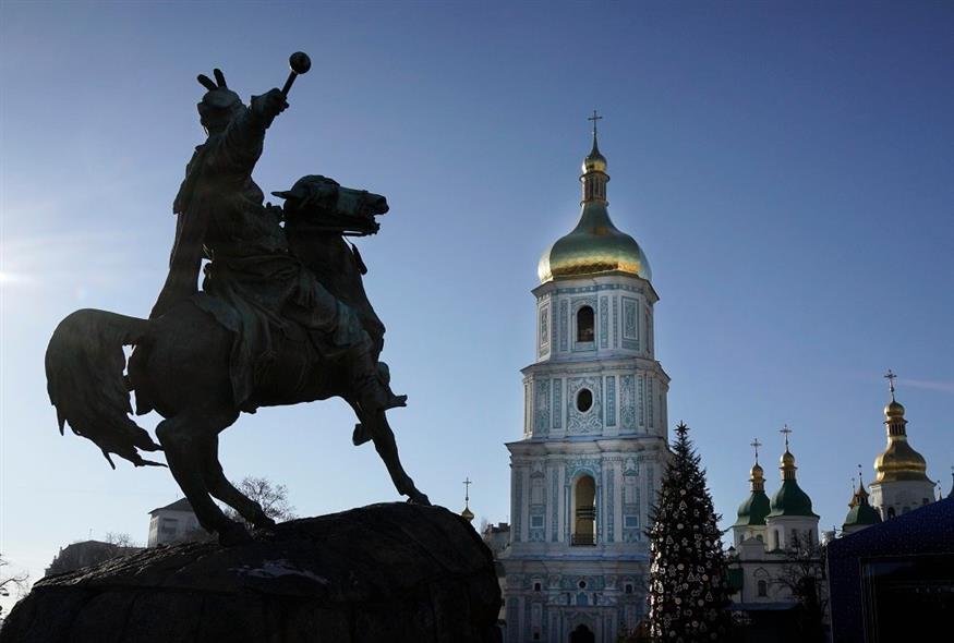 Το άγαλμα του Μπογκντάν Χμελνίτσκι μπροστά στον καθεδρικό ναό της Αγίας Σοφίας στο Κίεβο (AP)