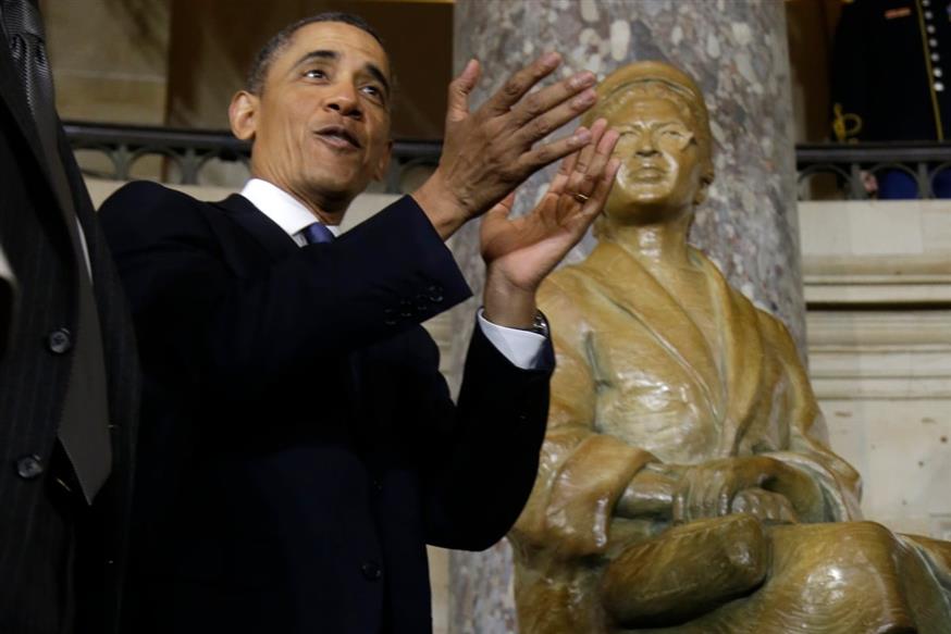 Ο πρόεδρος των ΗΠΑ Μπαράκ Ομπάμα στα αποκαλυπτήρια αγάλματος της Ρόζα Παρκς στο Καπιτώλιο το 2013./ copyright Ap Photos
