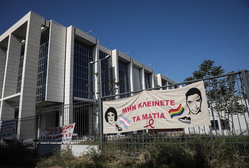Πανό για τον Ζακ Κωστόπουλο έξω από το Μικτό Ορκωτό Δικαστήριο της Αθήνας (Eurokinissi)