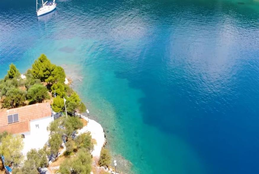 Ο γραφικός οικισμός στην Ελλάδα με το λιλιπούτειο νησάκι που θα σας «μαγέψει» (Youtube/Screenshot/travelinspiration)
