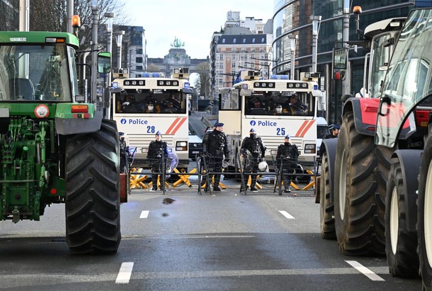 Πεδίο μάχης οι Βρυξέλλες και άγρια καταστολή για τους αγρότες (INTIME) Πεδίο μάχης οι Βρυξέλλες και άγρια καταστολή για τους αγρότες (INTIME)