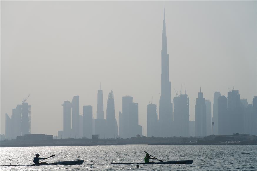 Το ύψος του ουρανοξύστη «Burj Khalifa» του Ντουμπάι, που διακρίνεται στο βάθος, θα έχει ο αστεροειδής που πλησιάζει τη Γη /copyright: AP PHOTOS