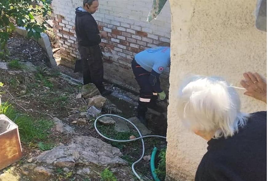 Μαγνησία: 93χρονη ζει σε άθλιες συνθήκες από τον Σεπτέμβριο που η κακοκαιρία χτύπησε το σπίτι της (taxydromos.gr)