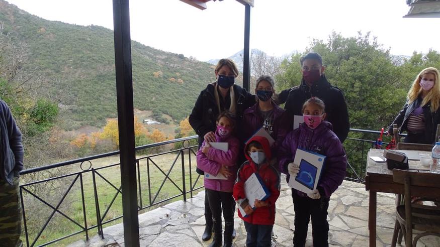 Τα παιδιά του χωριού Μπόσι με τα τάμπλετ που τους πρόσφερε η  Χριστίνα Αλεξοπούλου αλλά δεν έχουν ίντερνετ για να τα χρησιμοποιήσουν / φωτό ethnos.gr - kalavritanews.gr
