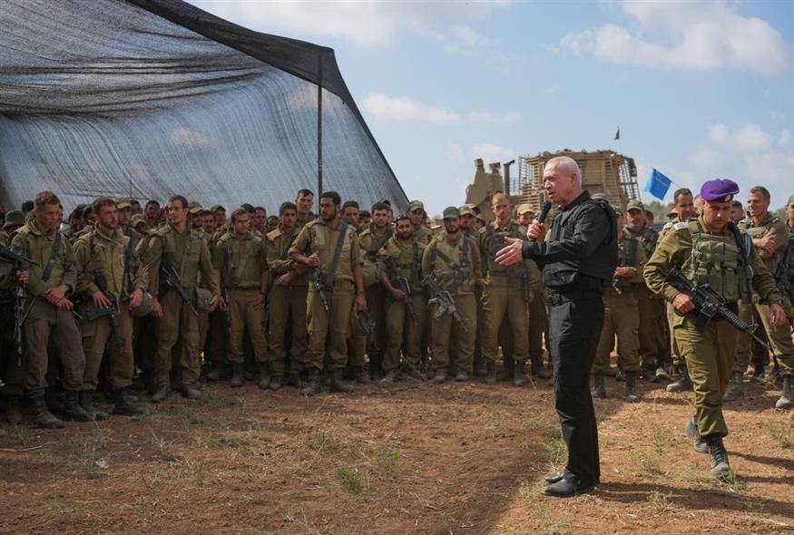 Ο υπουργός Άμυνας του Ισραήλ Γιοάβ Γκαλάντ, συνομιλεί με στρατιώτες κοντά στα σύνορα με τη Λωρίδα της Γάζας (Associated Press)