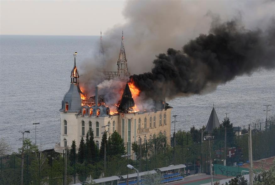 Στις φλόγες το «κάστρο του Χάρι Πότερ» στην Ουκρανία (AP Photo/Victor Sajenko)