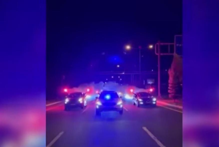 Αυτοκινητοπομπή με κόρνες, τουρκικές σημαίες, ειδικά φώτα τα αυτοκίνητα και με μουσική στη διαπασών (YouTube)