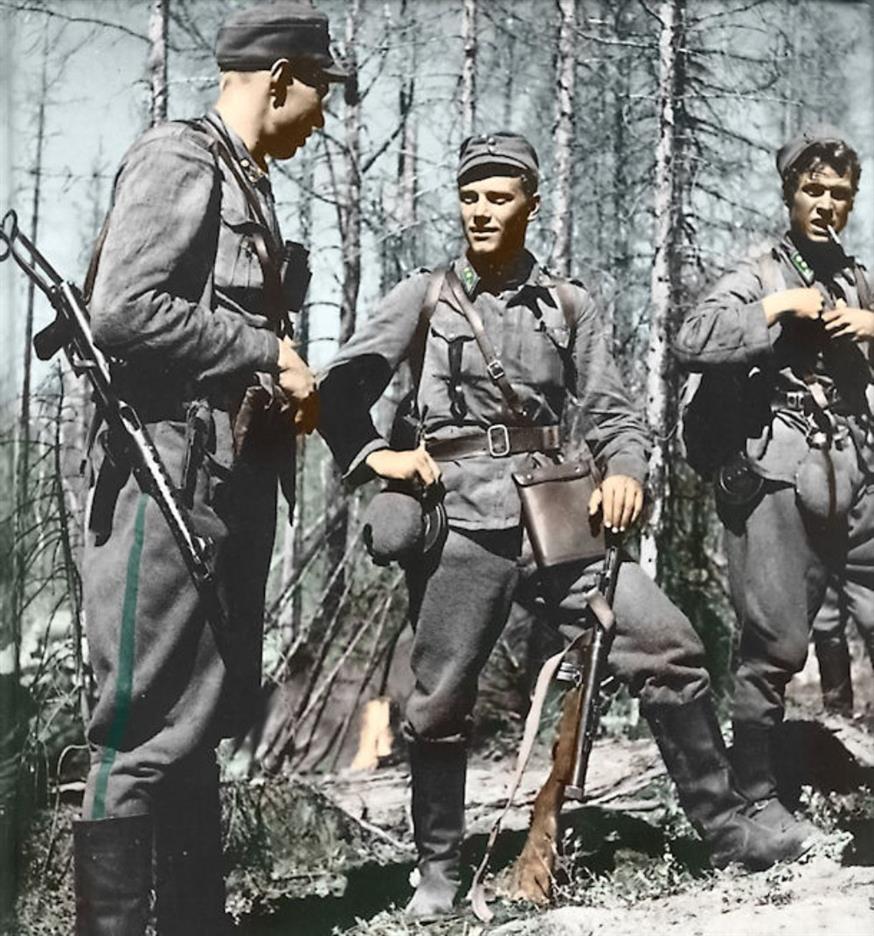 Ο Lauri Allan Tοrni στη μέση με φινλανδική στολή στρατιώτη