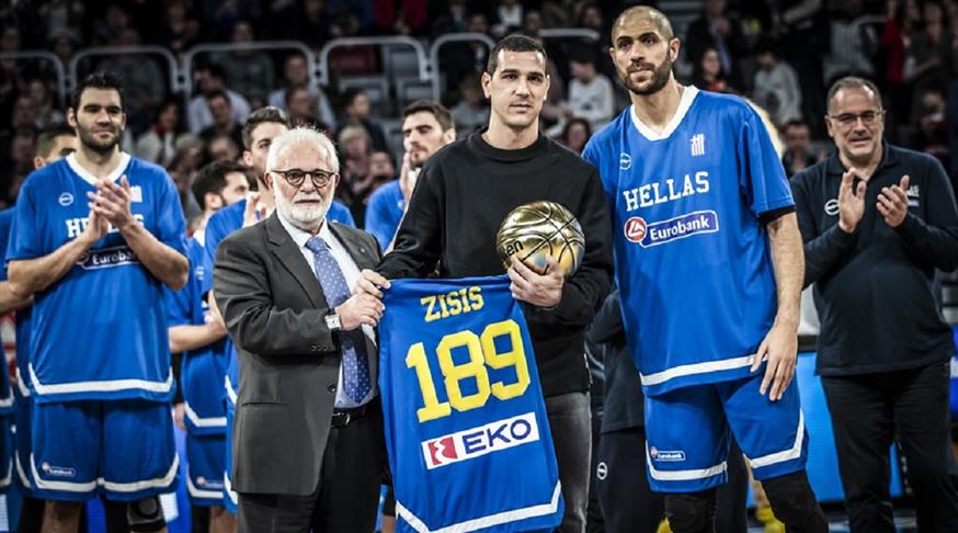 Ο Νίκος Ζήσης βραβεύτηκε από την ΕΟΚ για την πολυετή προσφορά του στο ελληνικό μπάσκετ