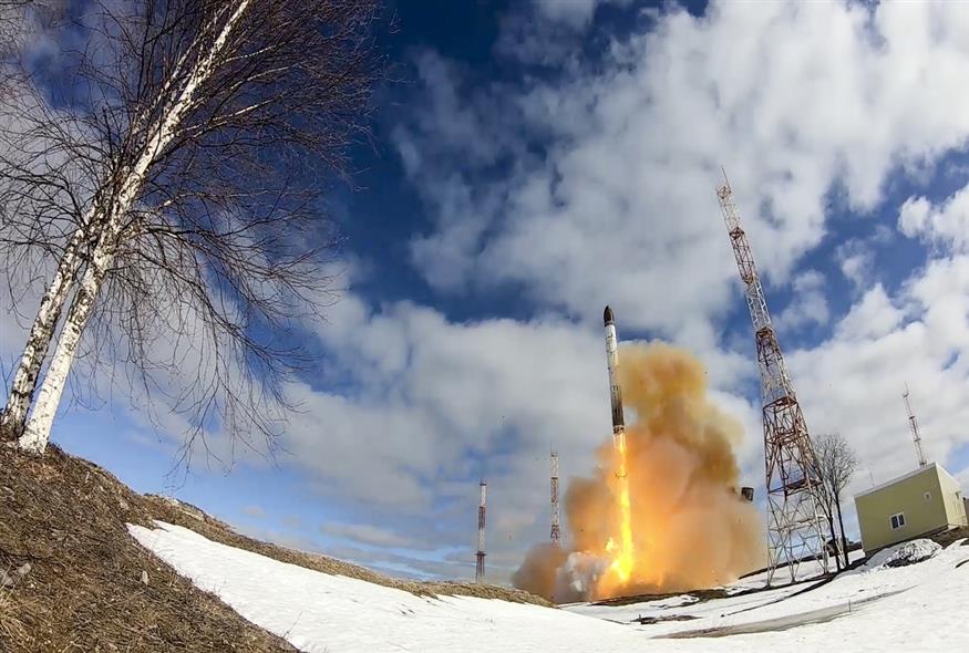 Φωτογραφία από τη δοκιμαστική εκτόξευση του πυραύλου Sarmat στο Πλεσέτσκ, στη βορειοδυτική Ρωσία / Υπηρεσία Τύπου του ρωσικού υπουργείου Άμυνας μέσω AP