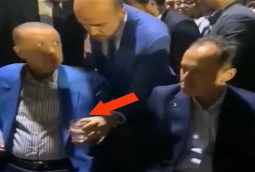 Ο Ερντογάν δεν ήπιε το νερό που του έδωσε ο σωματοφύλακας του/video capture Youtube