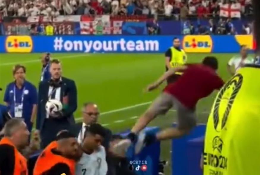 Απίστευτο σκηνικό στο EURO 2024: Οπαδός πήδηξε από τις κερκίδες πάνω στον Κριστιάνο Ρονάλντο (Χ)