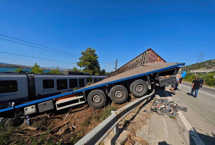 Αυλίδα - Σύγκρουση τρένου με φορτηγό / ethnos.gr