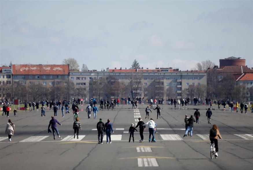 Στον αεροδιάδρομο του Τέμπελχοφ (AP Photo/Markus Schreiber) Στον αεροδιάδρομο του Τέμπελχοφ (AP Photo/Markus Schreiber)