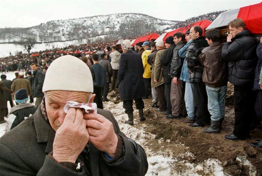 Ένας ηλικιωμένος κλαίει ενώ πολίτες μεταφέρουν φέρετρα με νεκρούς Αλβανούς από τον πόλεμο του 1999 (AP Photo/Visar Kryeziu)