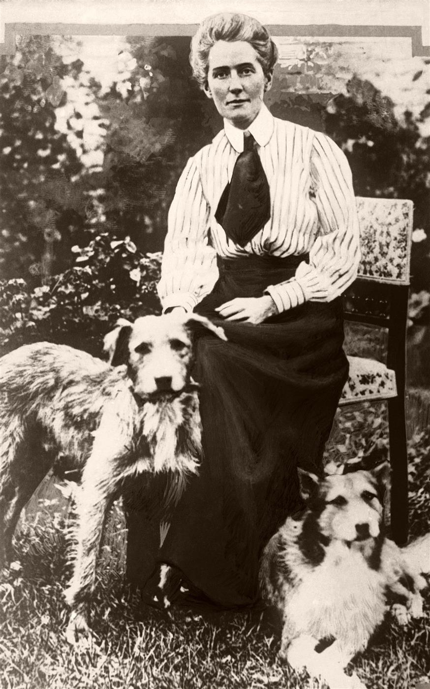 Η Έντιθ Κάβελ με τα σκυλιά της. /copyright Ap Photos