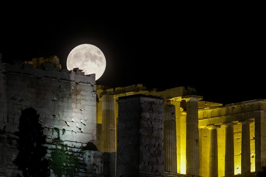 Το ολόγιομο φεγγάρι -μια σταθερά του Αυγούστου- «λούζει» τον λόφο του Φιλοπάππου στην Αθήνα (EUROKINISSI/ΓΙΑΝΝΗΣ ΠΑΝΑΓΟΠΟΥΛΟΣ)