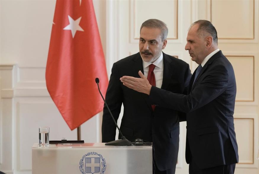 Γιώργος Γεραπετρίτης και Χακάν Φιντάν (AP Photo/Thanassis Stavrakis)