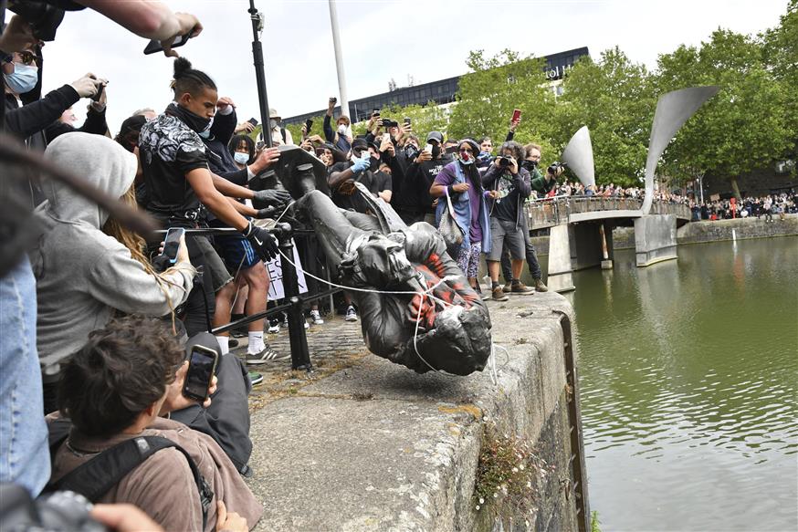 Διαδηλωτές πετούν το άγαλμα του Έντουαρντ Κόλστον στον ποταμό Έϊβον (Φωτό: AP)