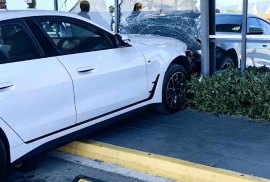 αυτοκίνητο καρφώθηκε σε τζαμαρία σούπερμαρκετ/ΕΡΤ