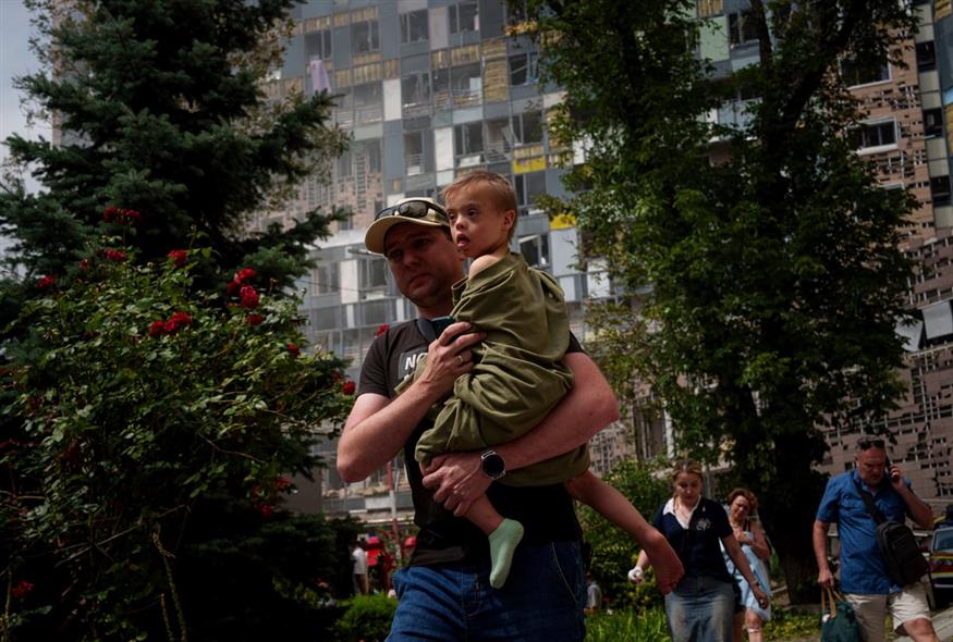 Ουκρανία: Σοκαριστικές εικόνες από επίθεση σε νοσοκομείο παίδων (gallery/AP)