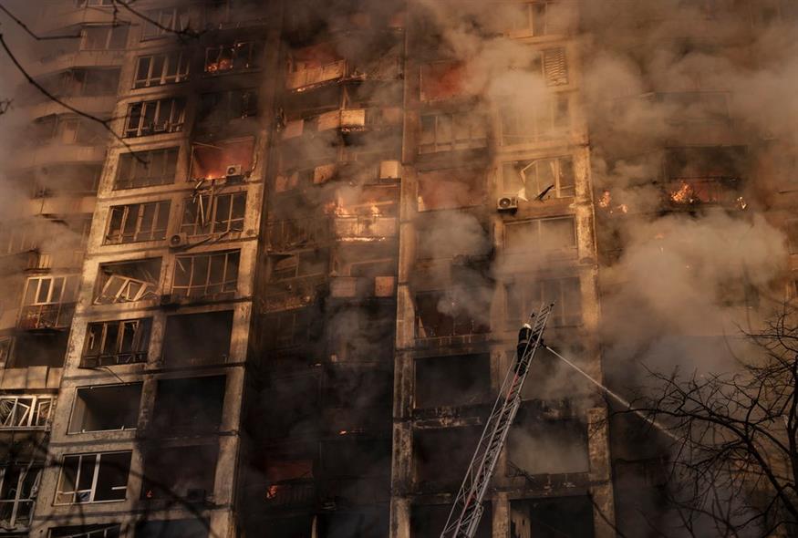 Πυροσβέστες σβήνουν πυρκαγιές σε πολυκατοικία που επλήγη από βομβαρδισμό στο Κίεβο / AP Photo/Felipe Dana