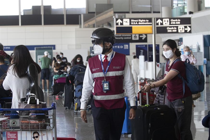 Μέτρα ασφαλείας στο αεροδρόμιο Φιουμιτσίνο (AP Photo/Alessandra Tarantino)
