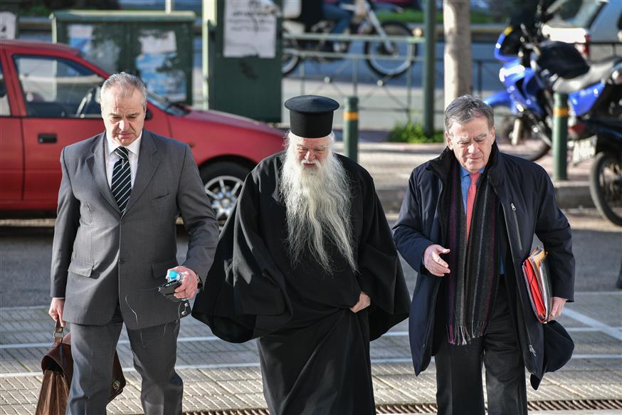 Ο πρώην Μητροπολίτης Αμβρόσιος με τους δικηγόρους του (Copyright: Eurokinissi/Τατιάνα Μπόλαρη)