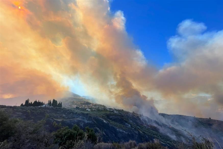 Φωτιά στο Ξυλόκαστρο (ethnos.gr/Γιάννης Ζιάκας)