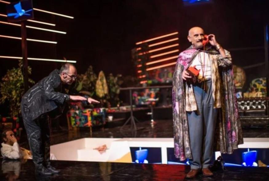 Σκηνή από την παράσταση «Φτηνά τσιγάρα» που παίζεται στην Εθνική Λυρική Σκηνή