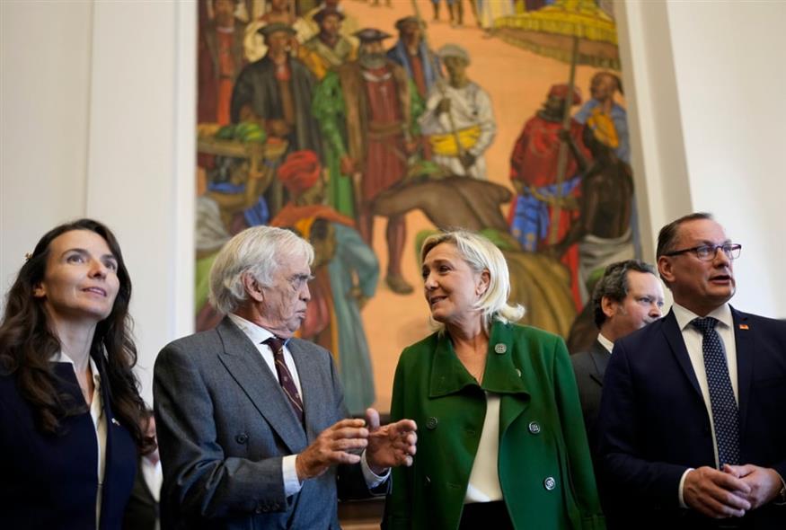 Ταυτότητα και Δημοκρατία/AP