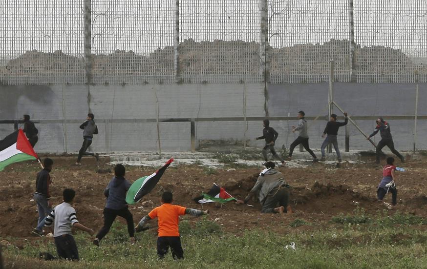 Μια σχεδόν καθημερινή σκηνή στη Λωρίδα της Γάζας (AP Photo/Adel Hana)