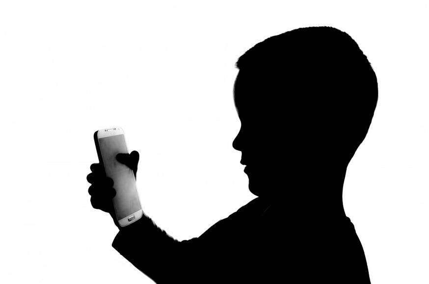 Παιδί με κινητό/pixabay.com