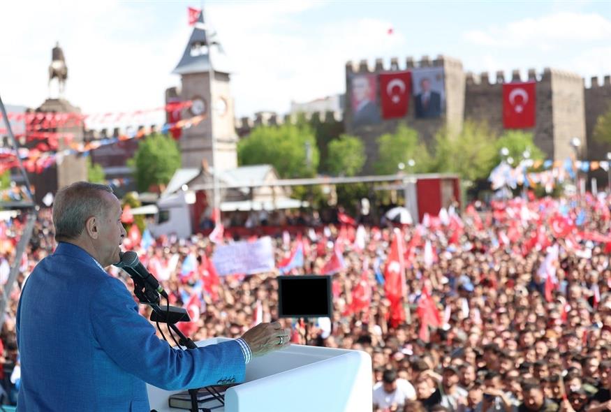 Στιγμιότυπο από τη μεγάλη προεκλογική συγκέντρωση του Ρετζέπ Ταγίπ Ερντογάν στην Κωνσταντινούπολη (twitter/RTErdogan)