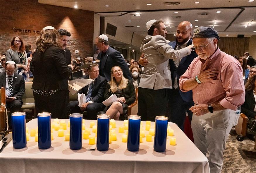 Εβραίοι στο Λος Άντζελες αποτίουν φόρο τιμής στα θύματα στο Ισραήλ (AP Photo/Richard Vogel)