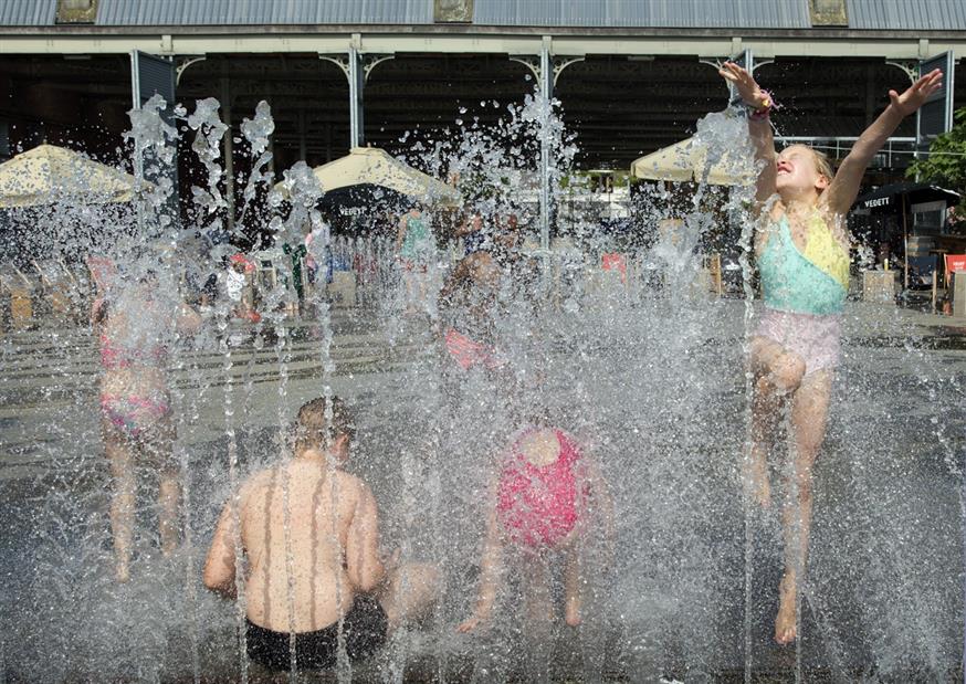 Children play in a water fountain in Antwerp (AP Photo/Virginia Mayo)