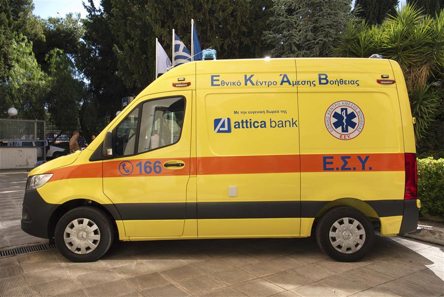 Δωρεά ασθενοφόρου στο ΕΚΑΒ από την Attica Bank