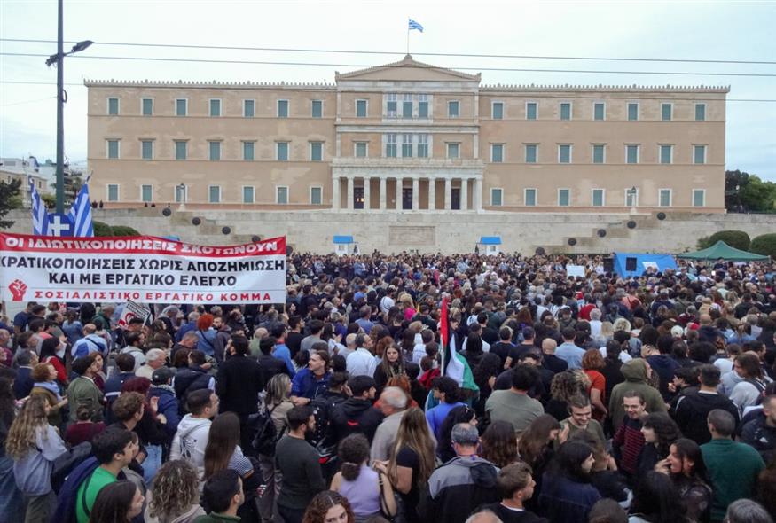 Οι εικόνες αλληλεγγύης που τόσο έχουμε ανάγκη: Το Σύνταγμα την Κυριακή «ούρλιαξε» για Δικαιοσύνη