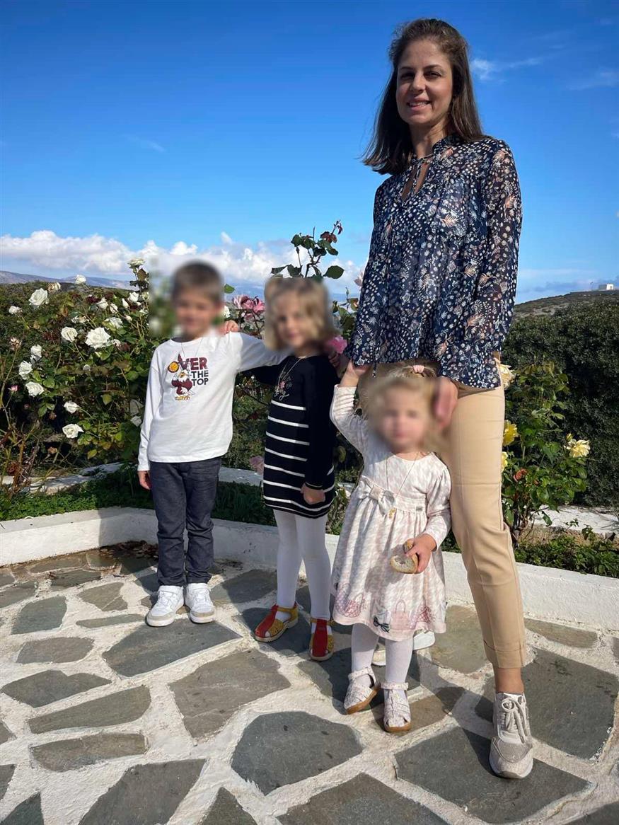 Η Ιωάννα Πάντα με τα τρία της παιδιά